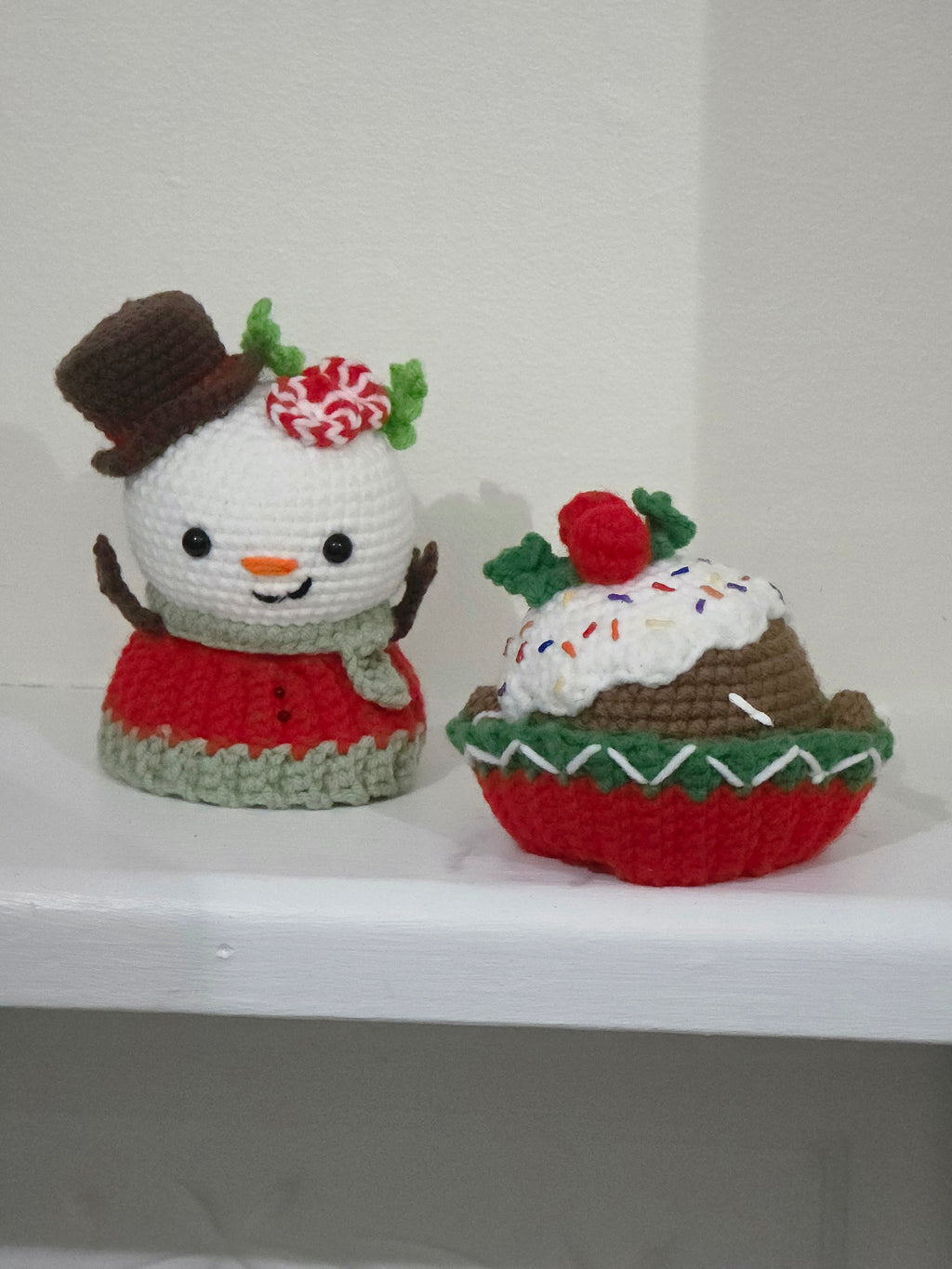 Peek-a-boo snowman cupcake