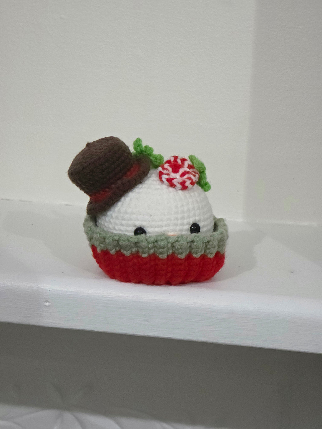 Peek-a-boo snowman cupcake
